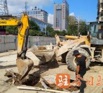 连射两次操烂你的小骚逼视频高温下的坚守｜道路建设者用汗水铺就畅通路